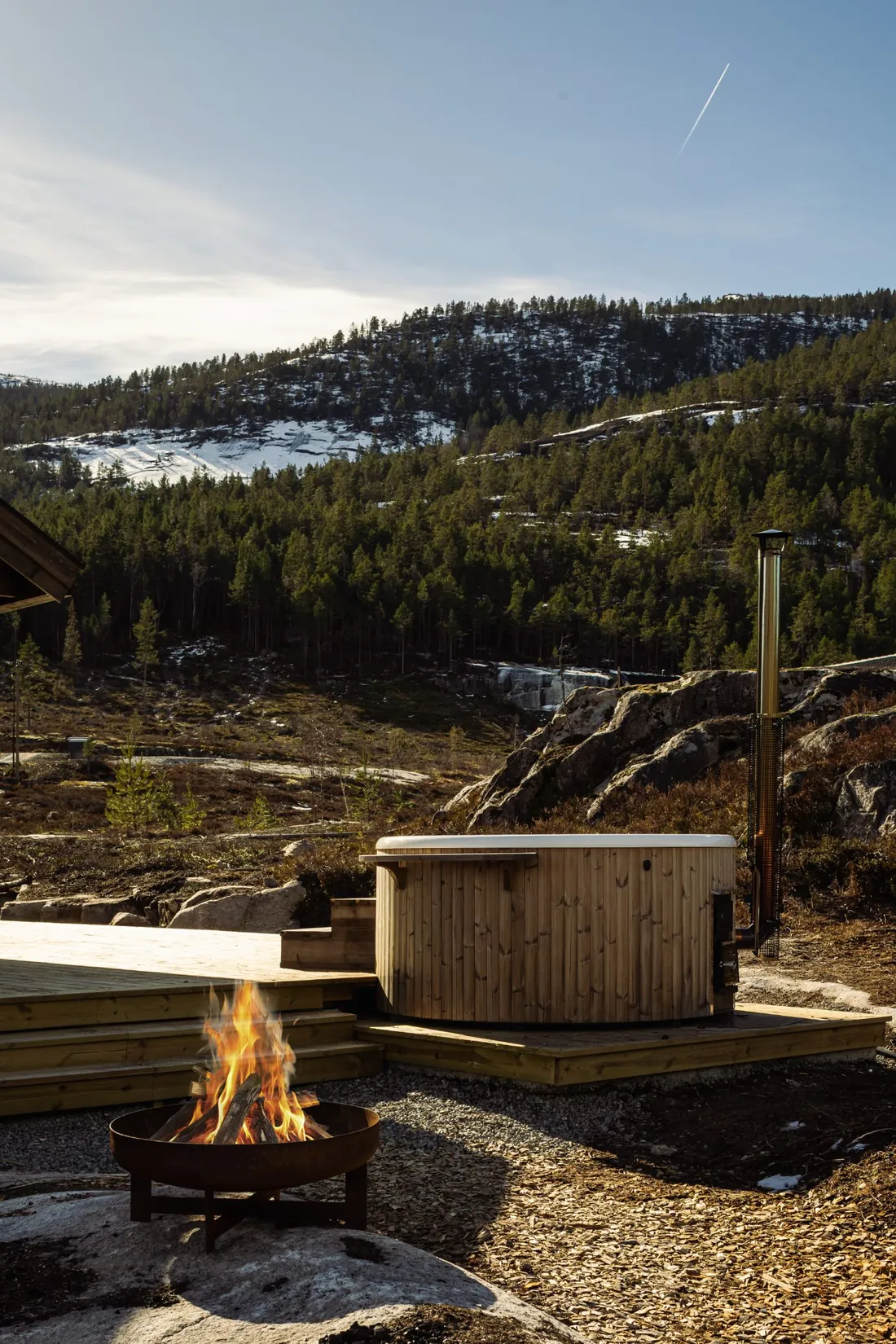 Hottub en vuurplaats bij een vakantiehuis in Noorwegen